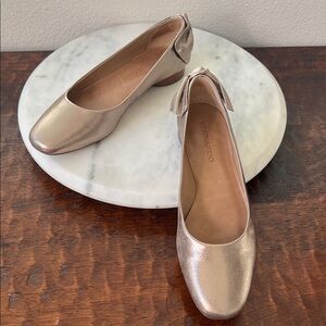 BERNARDO Eloise Flat Leather Shoes Heel Bow Metallic Champagne Tumble Calf 6.5 M